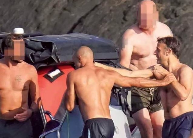 Η φωτογραφία που δείχνει τον Μακρόν να φιλιέται με άντρα είναι ψεύτικη